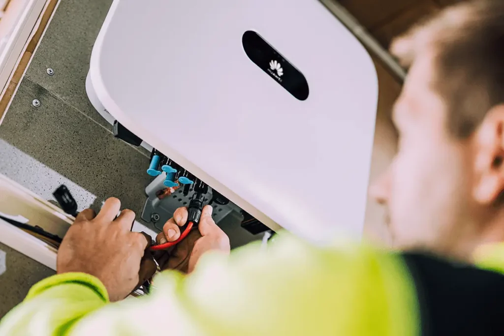 Älykäs kotiakku ottaa aurinkoenergian talteen ja hyödyntää sähkön hintavaihtelut